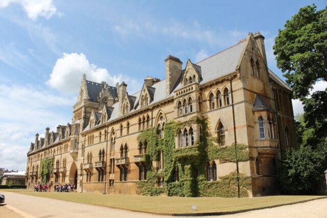 christ church college oxford Read about Harry Potter filming locations in the English town of Oxford, and how you can visit them for yourself!